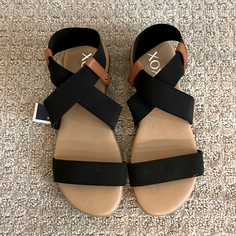 XOXO Women's Black Crisscross Strap Sandals